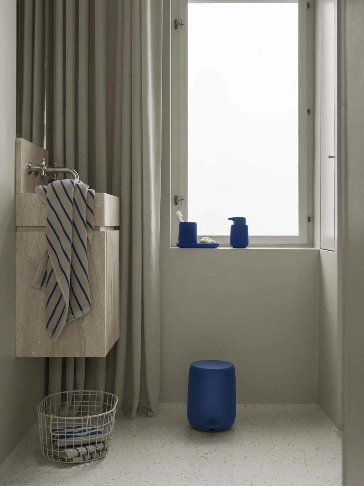 Badhandduk Arto 70x140 cm Moonbeam/Mazarine Blue från blomus