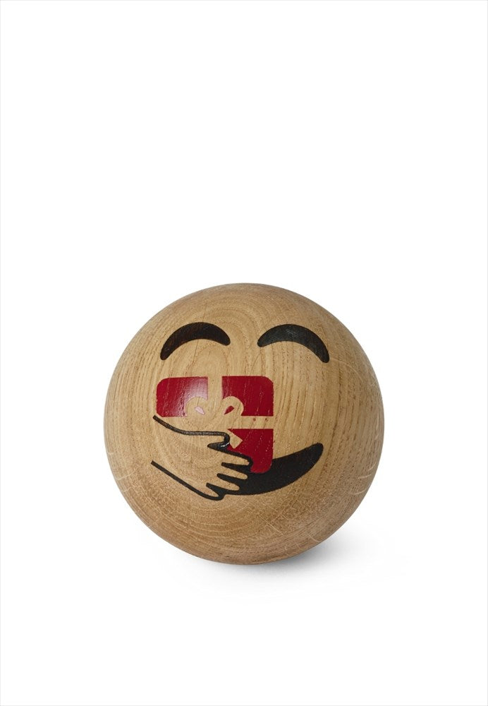 Emojiboll Hurra i svarvad ek med rött paket – korsvirkeshusets altan