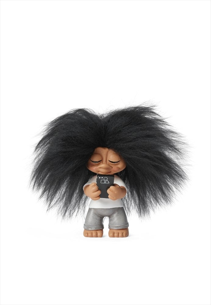 Lyckotroll Tonåring med svart hår och mobiltelefon för dekoration i torp