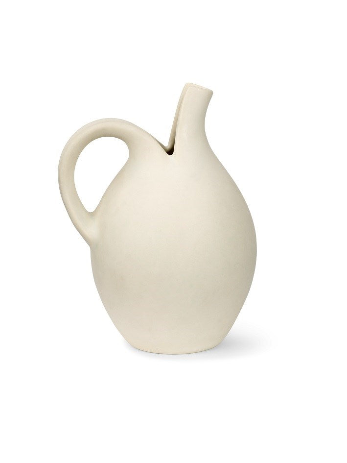 Vit vattenkanna i stengods med mjuk organisk form för torpets köksfönster