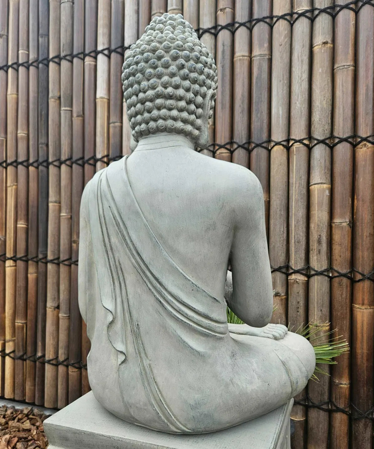 Sittande Buddha Trädgårdsstaty – 75 cm, grå