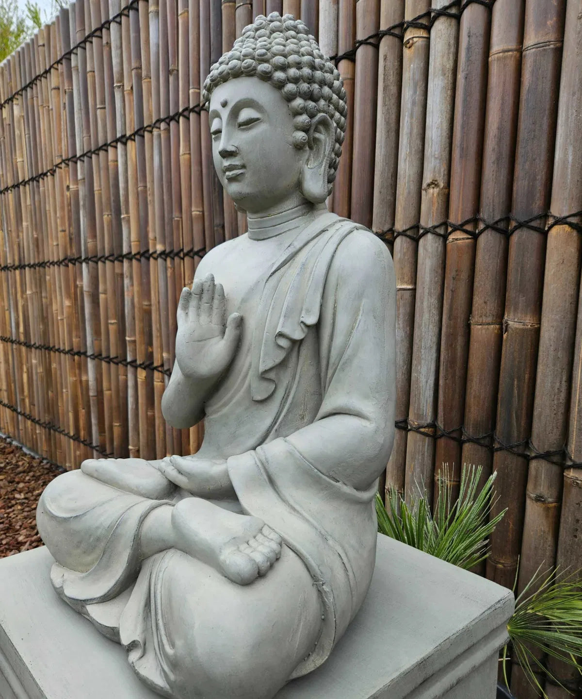 Sittande Buddha Trädgårdsstaty – 75 cm, grå