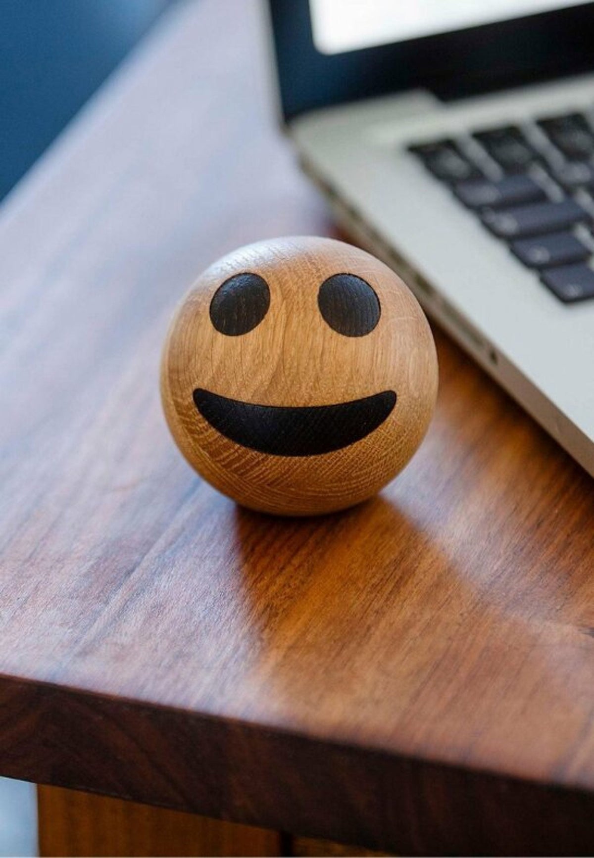 Emojiboll Smiley 7 cm Ek från Spring Copenhagen