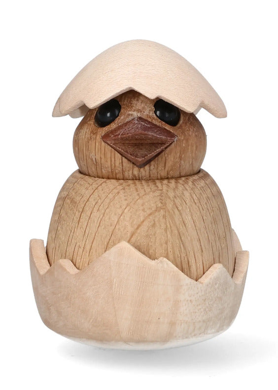 Handgjord kycklingfigur i ljus ek och lönn med äggskal på huvudet