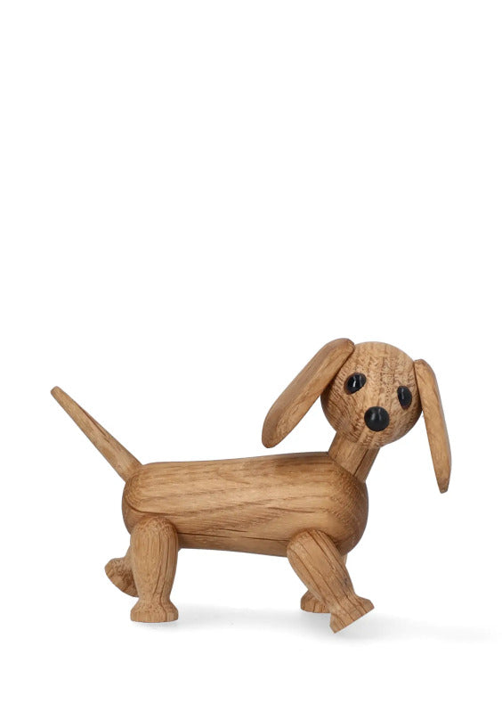 Hundfigur Chico i ljus ek med viftande svans – gårdens inredning
