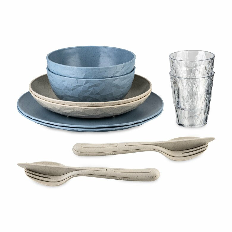 Blått och beige servisset i plast för picknick och sommarstuga