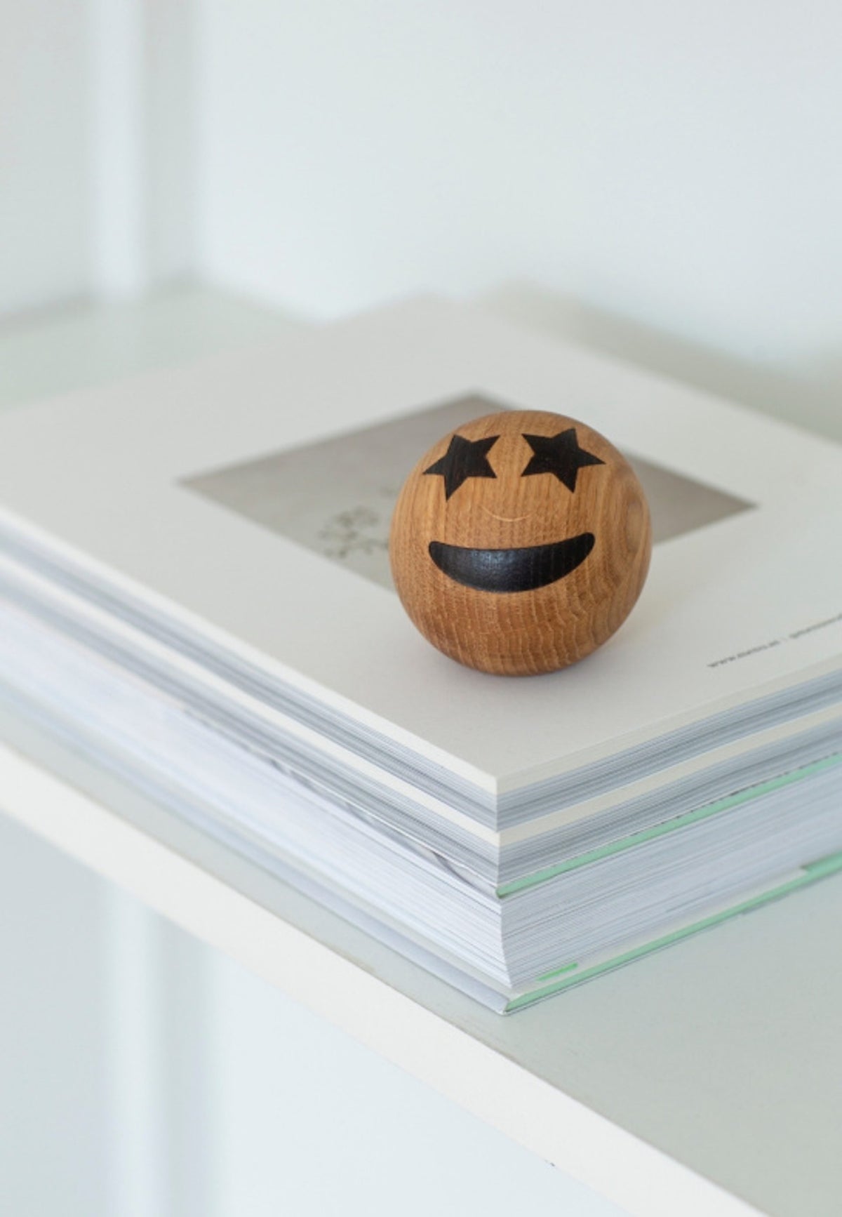 Emojiboll Star Eyes 7 cm Ek från Spring Copenhagen