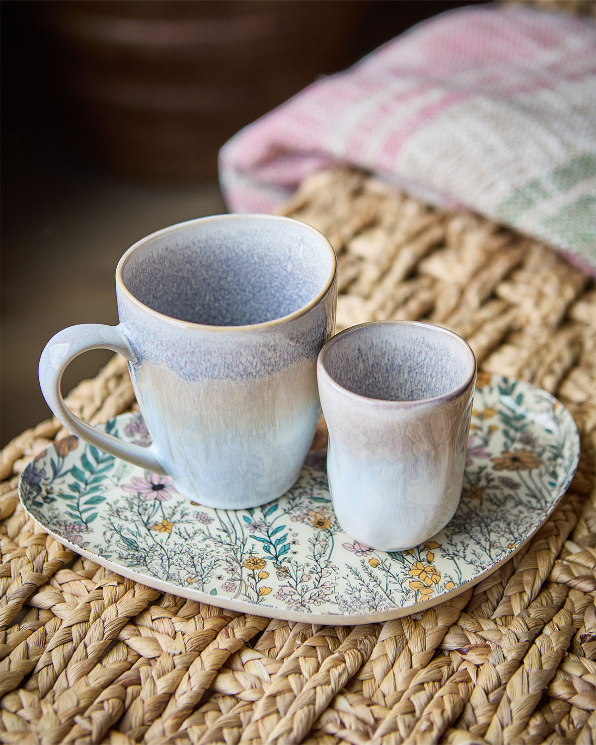 Dekorativt fat med blommigt mönster med kaffekoppar på