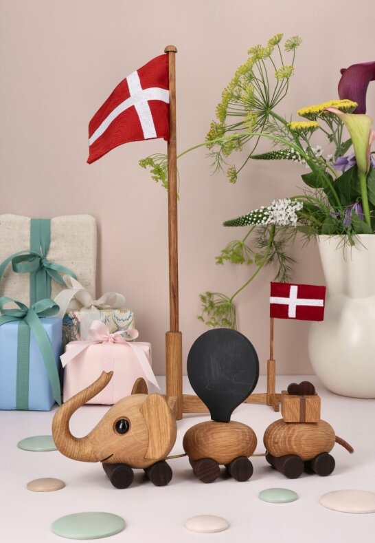 Dukning för födelsedag med trätåg i ek, danska flaggor och blombukett
