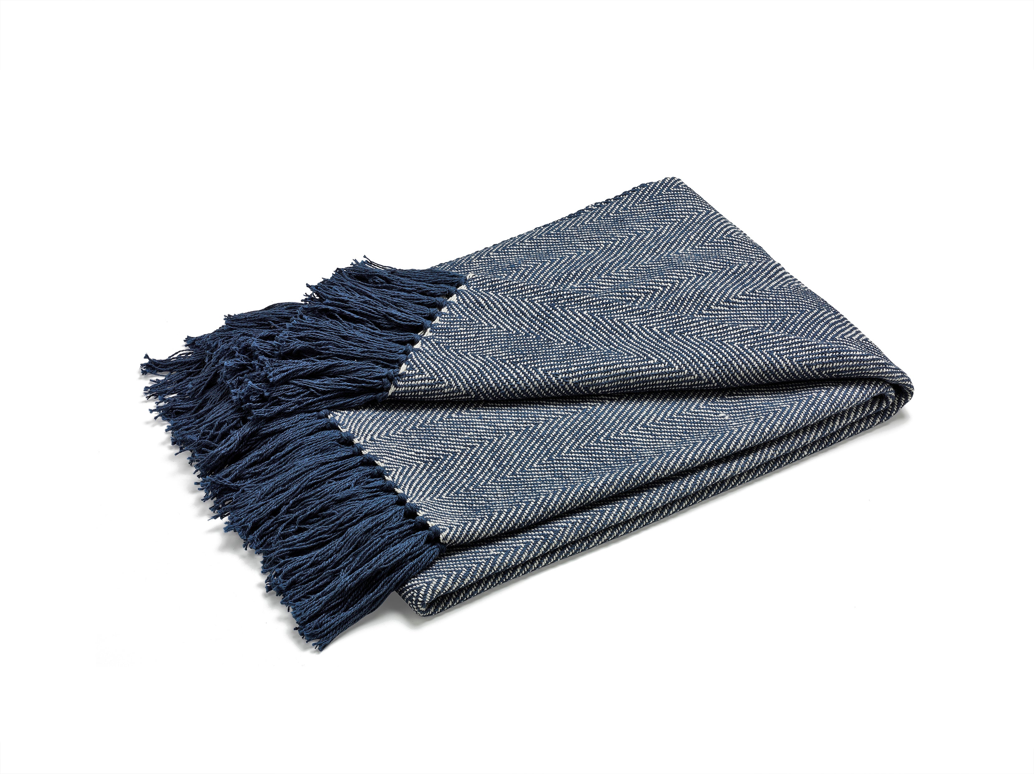 Pläd i fiskbensmönster i marinblå färg – klassisk bomullspläd för lantligt hem och sommarstuga