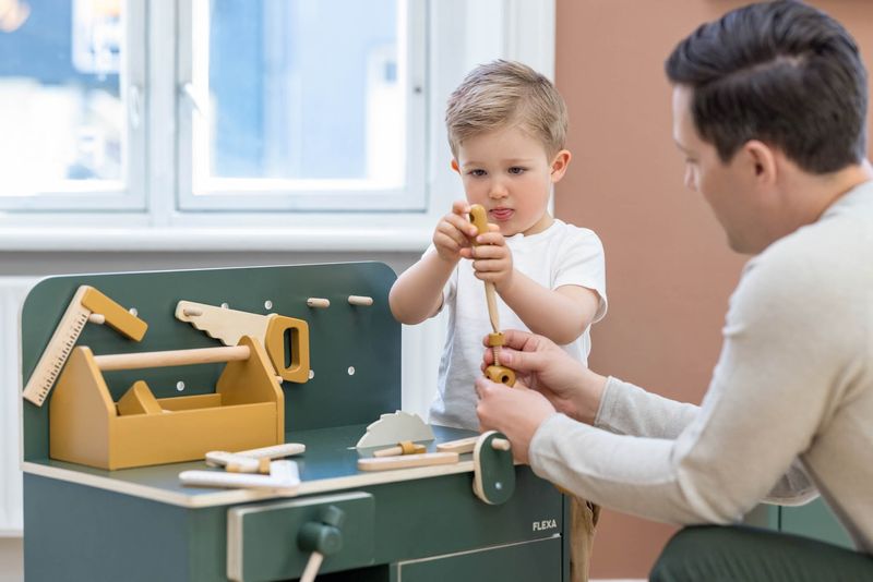 Verktygslåda träleksak