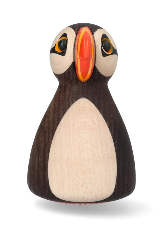 Handgjord lunnefågel i mörk termoask och lönn för sjöbodens fönster