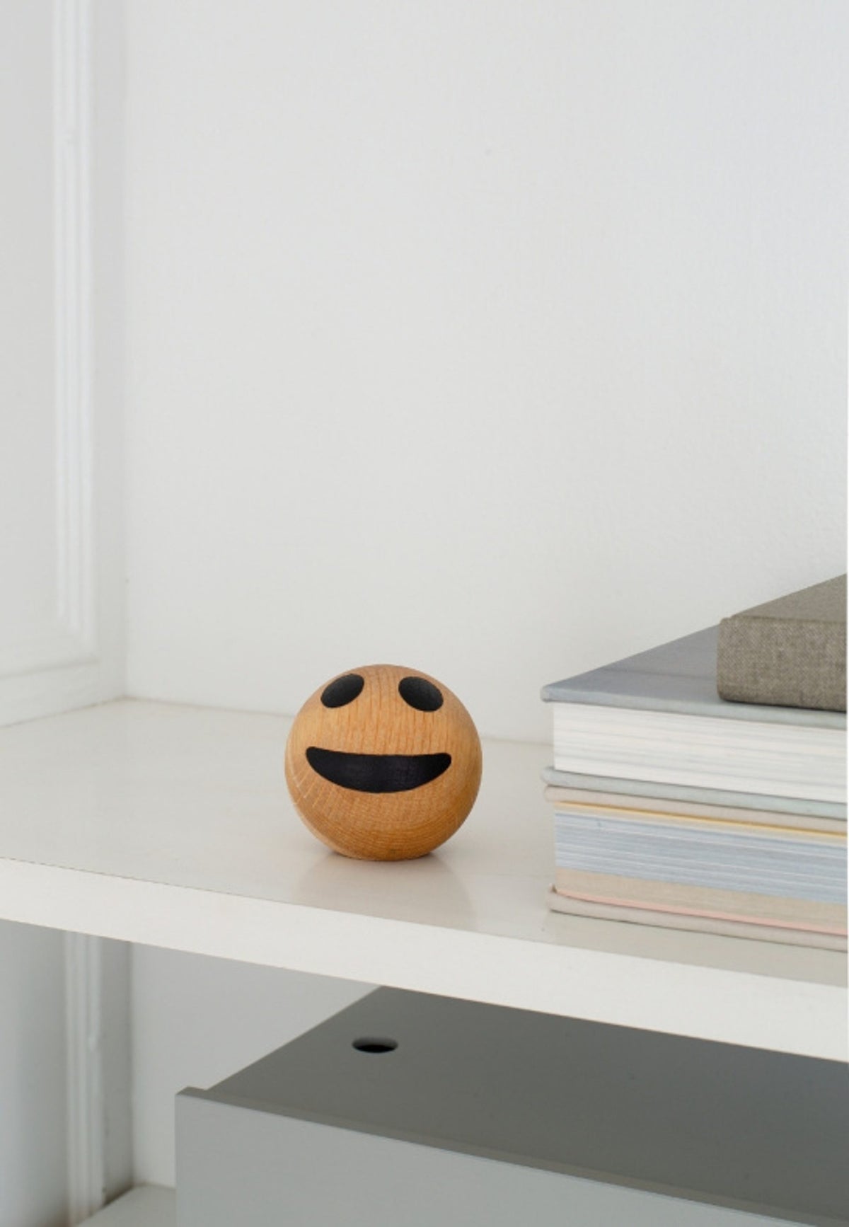 Emojiboll Smiley 7 cm Ek från Spring Copenhagen