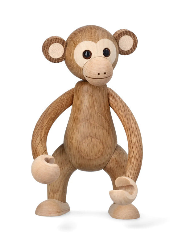 Träapa i ek med rörliga armar och ben mot vit bakgrund