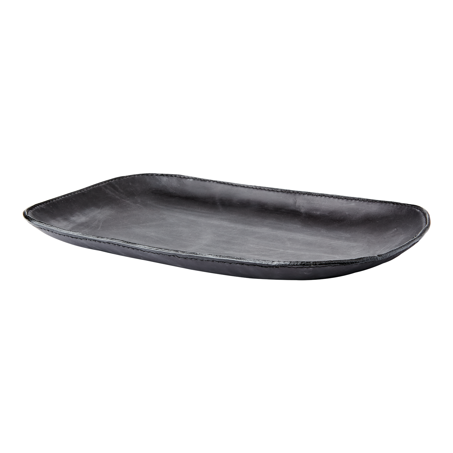 Rektangulärt svart serveringsfat i järn och läder från Globetrotter-kollektionen av Affari of Sweden, 33 cm långt.

