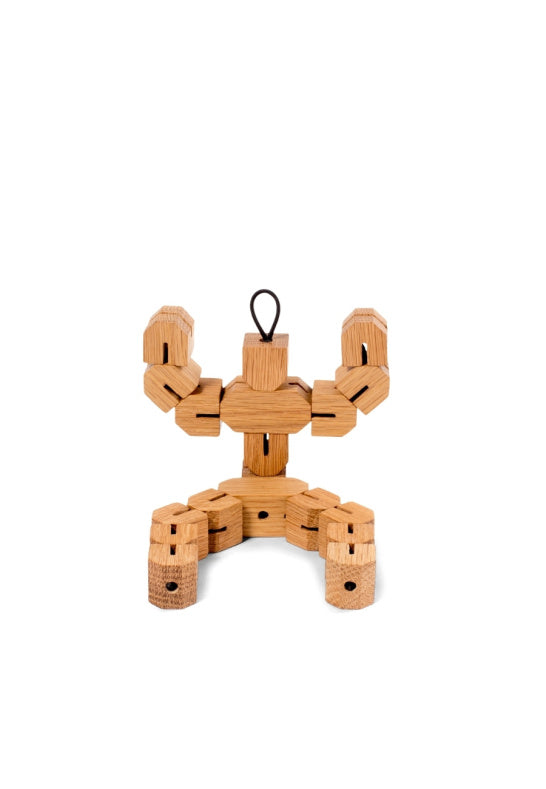 Grytunderlägg Clumsy Hans i ek sittande med uppsträckta armar