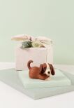 Liten träfigur hundvalp som personlig present till torpägare vid paket