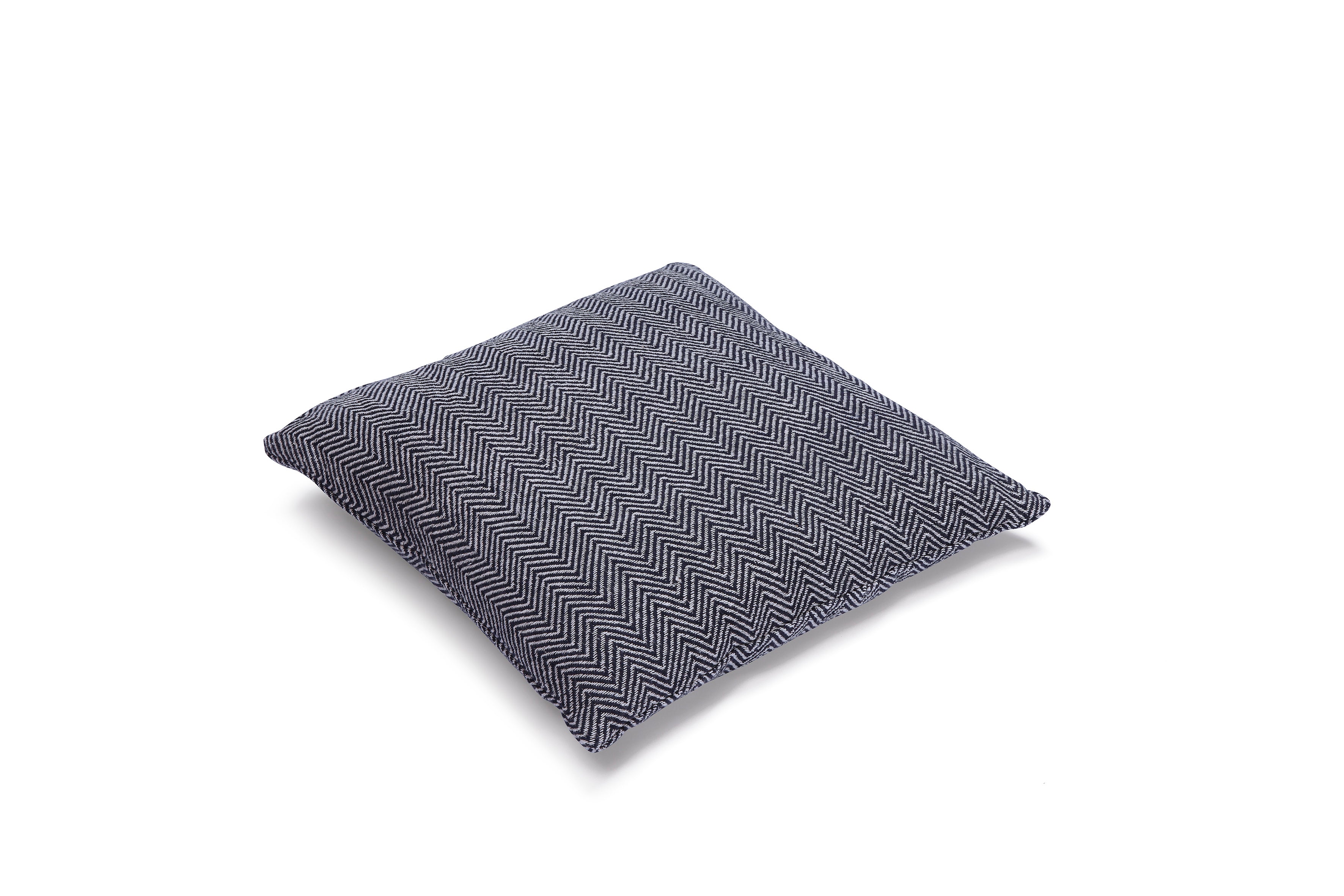 Vävt kuddfodral i fiskbensmönster navy och natur för marin stugkänsla