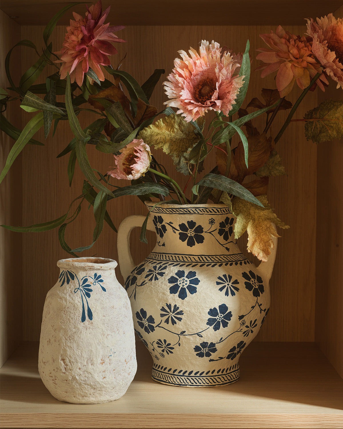 ANGUS dekorativ vas i blått och elfenben med blommor placerad i klassisk heminredning