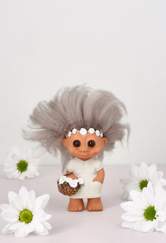 Dekorativt lyckotroll Jasmine med vita prästkragar för lantlig inredning