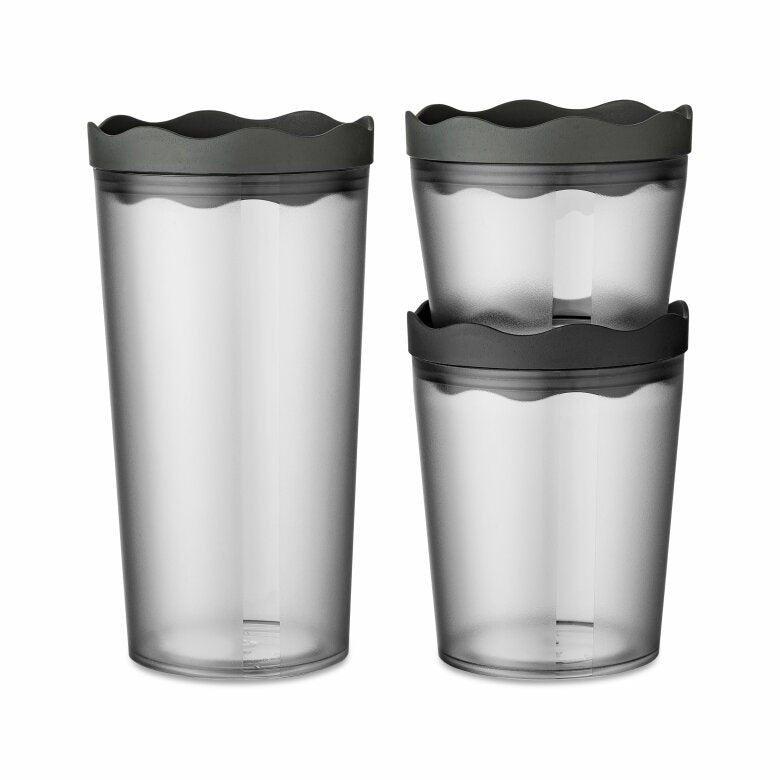 Tre mörkgrå lufttäta förvaringsburkar för organisering i ett lantligt kök