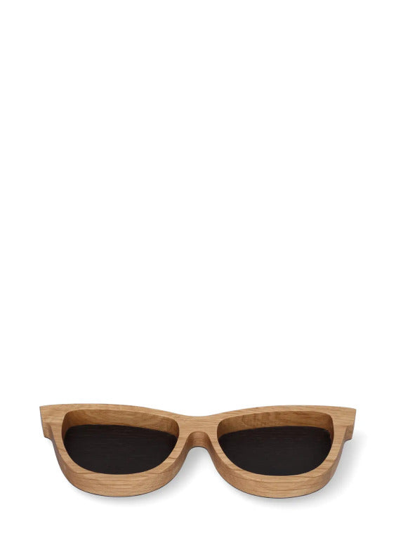 Solglasögonformad bricka i ljus ek med mörk botten av termoask