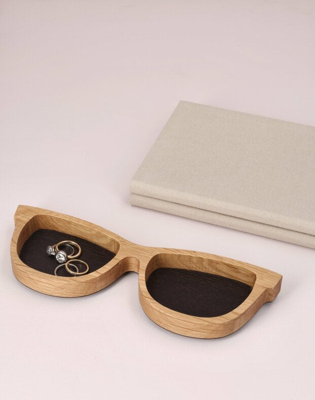 Träbricka Shades i ek med förvaring av ringar bredvid en bok