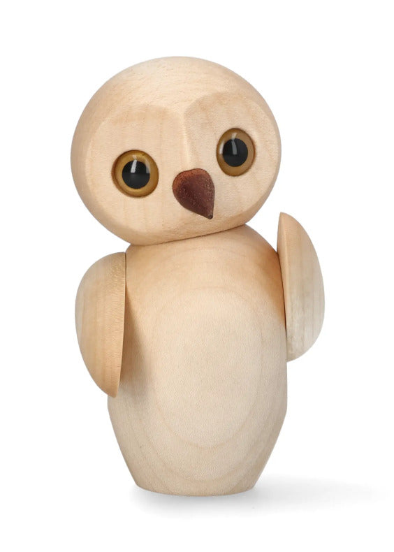 Uggla i ljus lönn med vridbart huvud och mörk näbb – stugans fönsterbräda